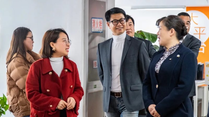 选择文化传媒公司时，要关注公司的资质和实力。以下是一些考察要点：